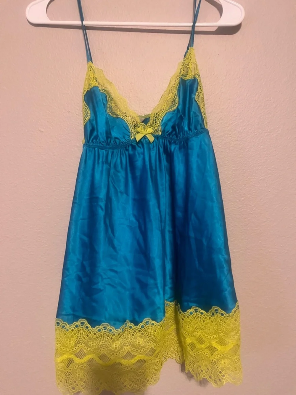 Victoria Secret - Picture 2 of 4